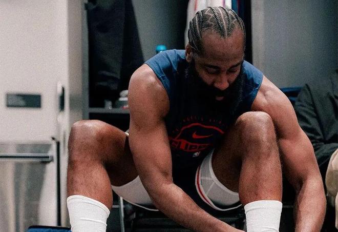 蜂鸟-哈登回归赛场，赛事规则更新首场状态亮眼，拜仁观众沸腾！的简单介绍